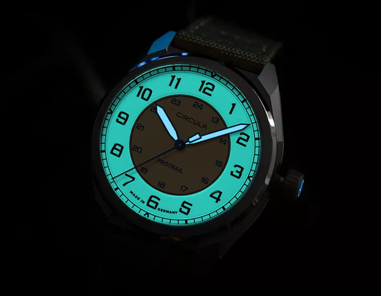 CiRCULA Field Watch ProTrail Sand bei Nacht
